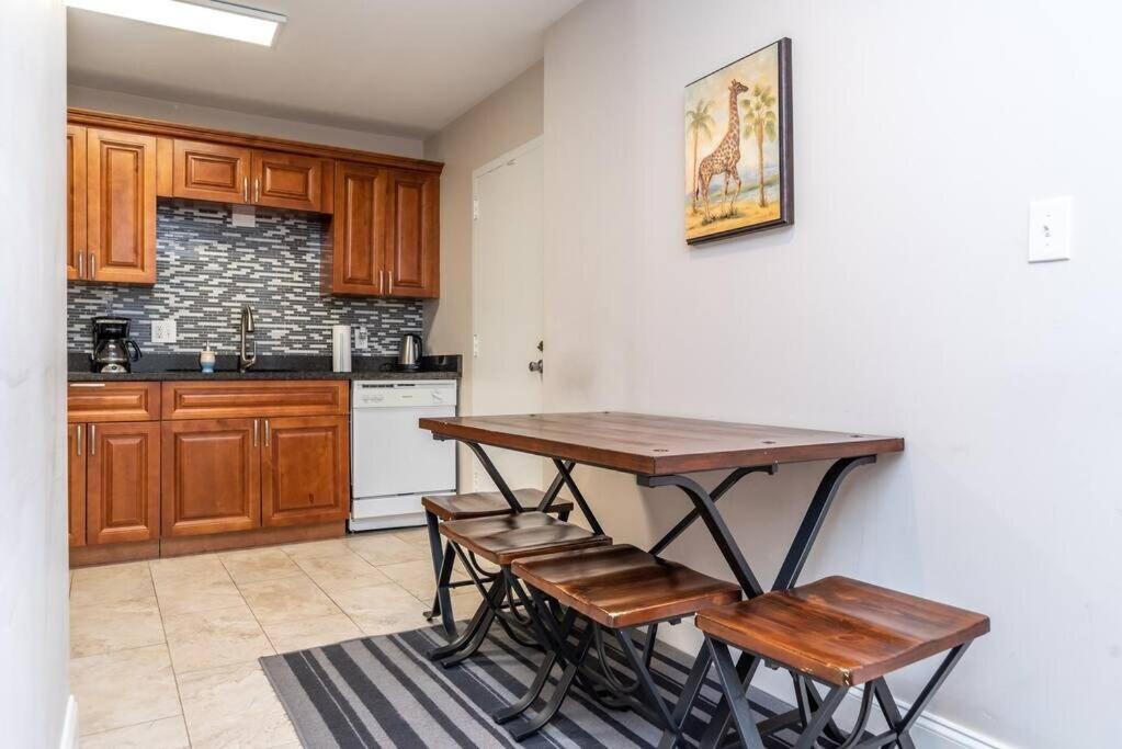 Holiday home Downtown Onsite Parking King! 3br Lm 06 Units *