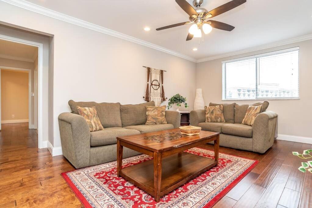 Holiday home Downtown Onsite Parking King! 3br Lm 06 Units *