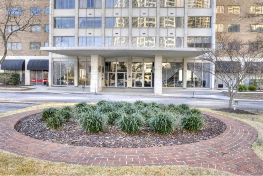 Downtown Onsite Parking King! 3br Lm 06 Units *