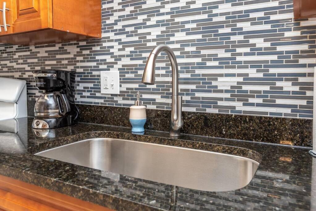 Downtown Onsite Parking King! 3br Lm 06 Units *