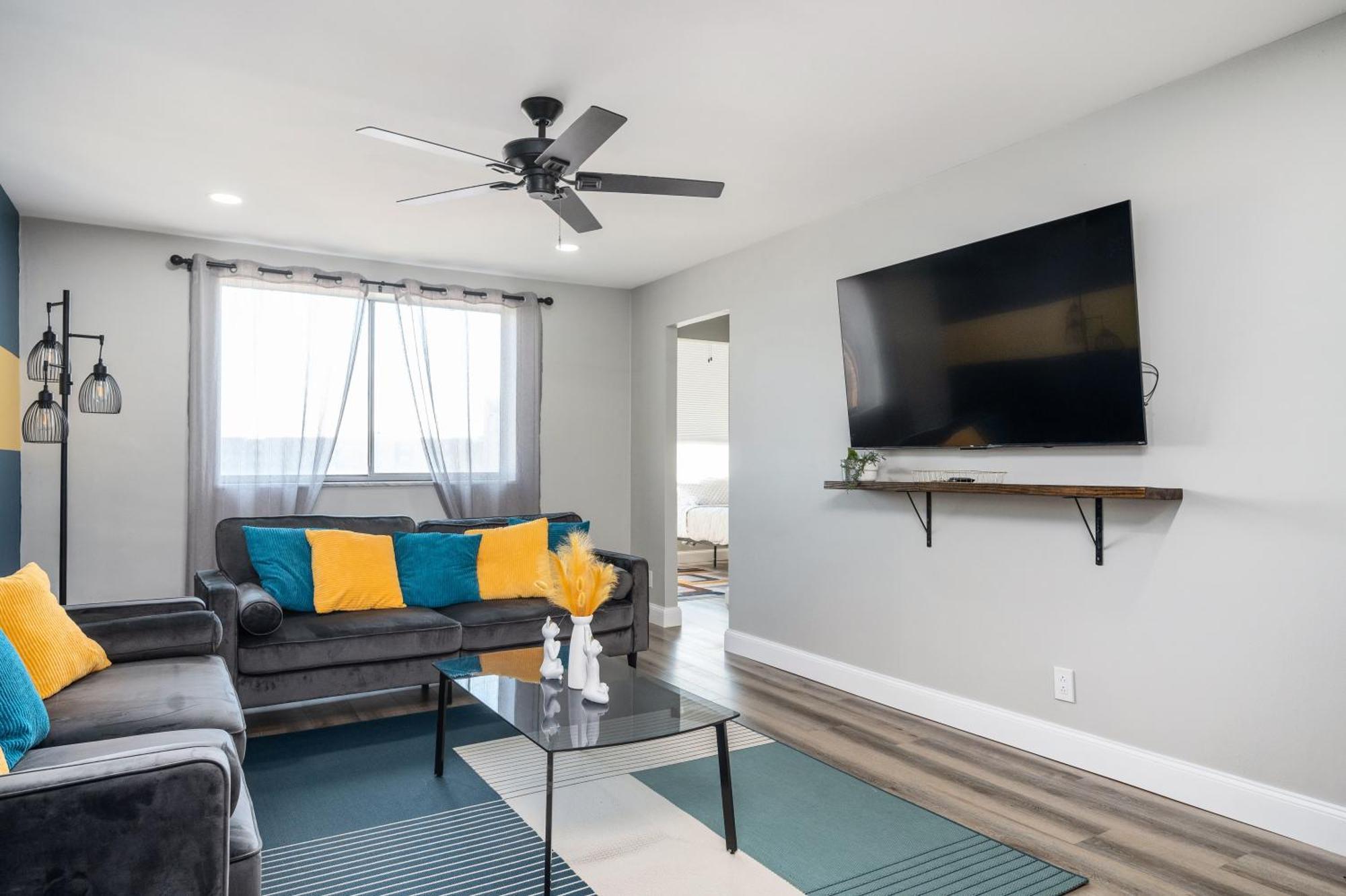 Downtown Onsite Parking King! 3br Lm 06 Units
